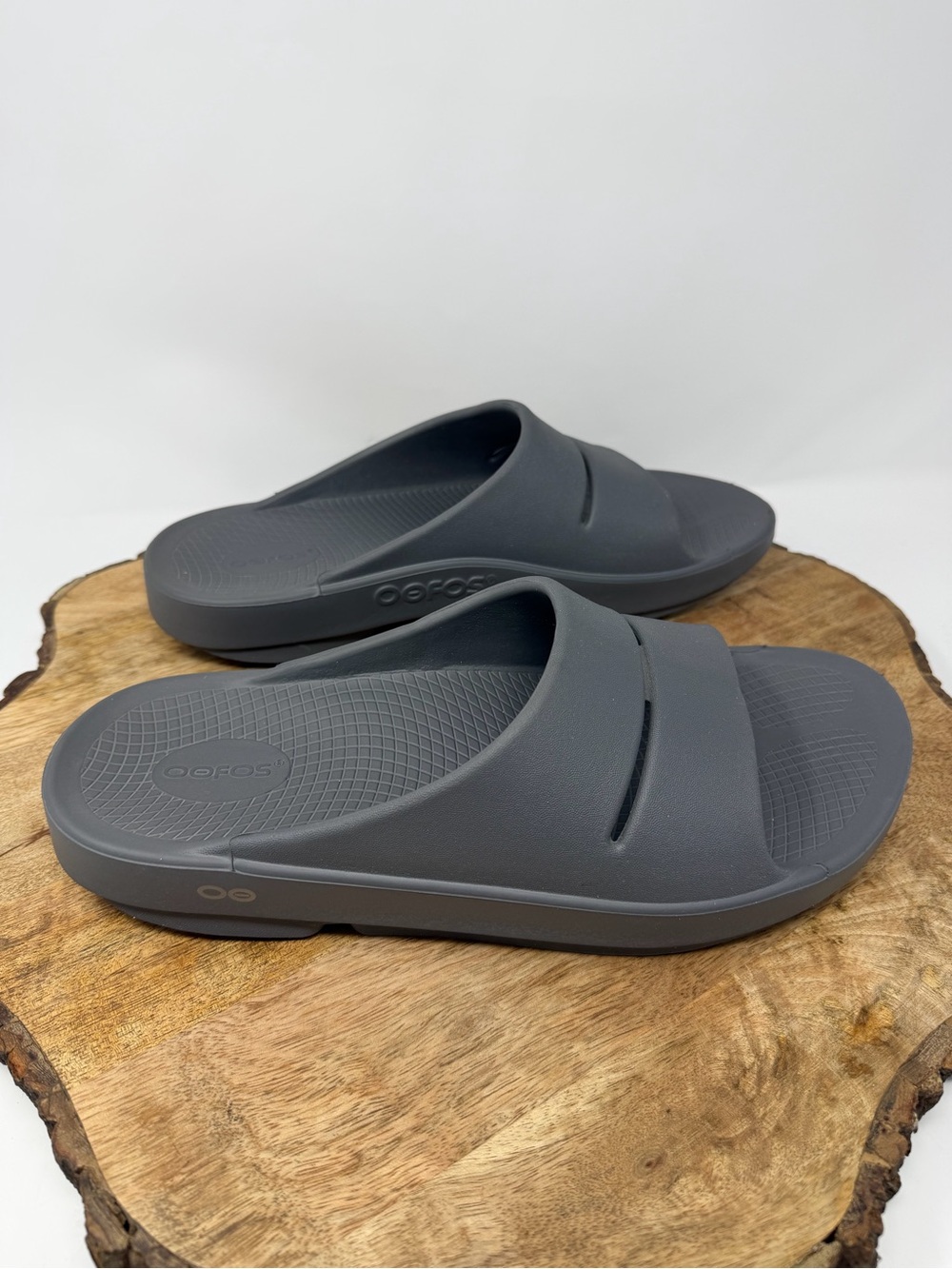 OOFOS Men’s Recovery Slide Charcoal Gray Cushioned Unisex Men’s 11 Women 13